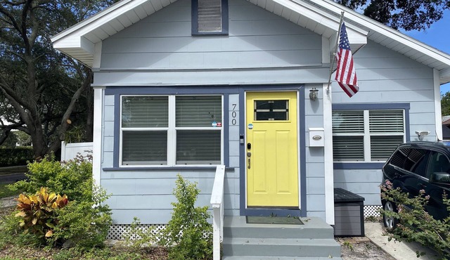 * Cozy and Clean Luxury Bungalow close to Beach and Downtown St. Petersburg *