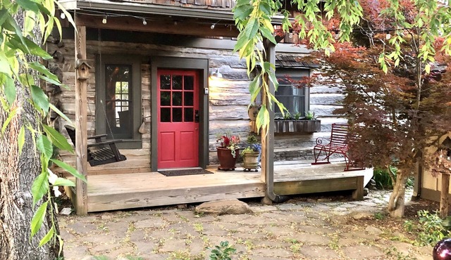Cozy Backyard Log Cabin/Great Sunsets/10 min North of Asheville/easy access