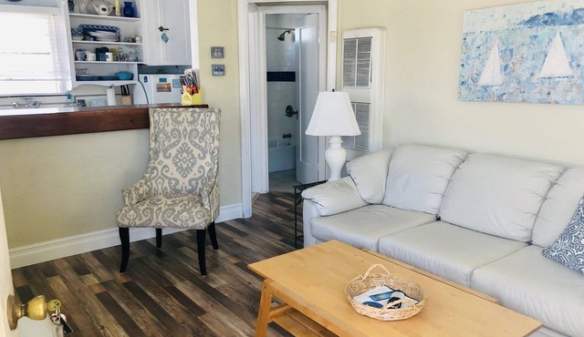 Cozy Beach Apartment in Trendy Belmont Shore! Sanitized and Clean!