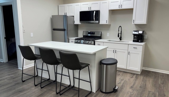 Cozy completely remodeled 1-bedroom apartment in the heart of Downtown Oxford.