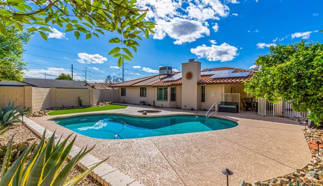 Cozy Phoenix Home Pool/Spa with King Beds