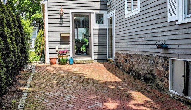 Cozy Seaside studio in charming Marblehead with AC, WiFi. Short walk to downtown