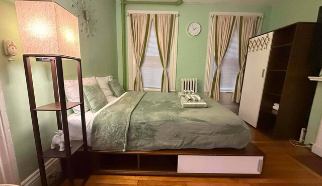 Cozy Studio w/Full Kitchen, Close to MGH, Walkable Train Lines