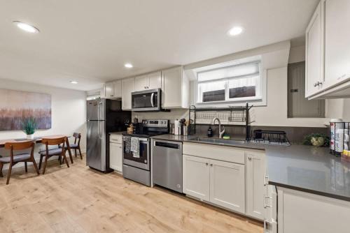 Craftsman 2B Lower Unit -1 block from Greenlake