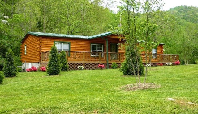 Creekside Cabin, comfortable cabin overlooking trout creek