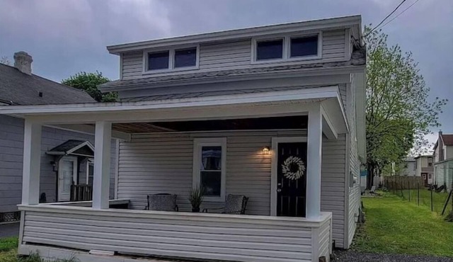 Crew friendly, 2 bathrooms, fast wifi, free parking