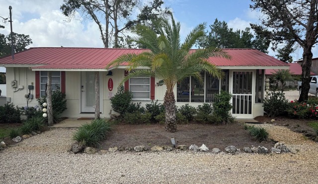 Cypress Crab Cottage in Steinhatchee! 1 bed, 1 bath, screen porch, full kitchen