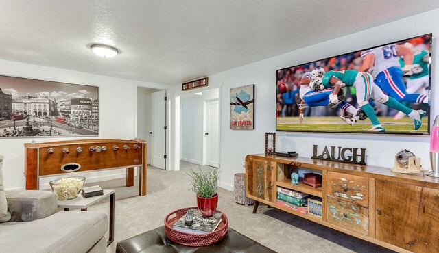 Deals! Hot Tub, Close to SKI Resorts, Foosball, BBQ, Discount Ski Rentals!