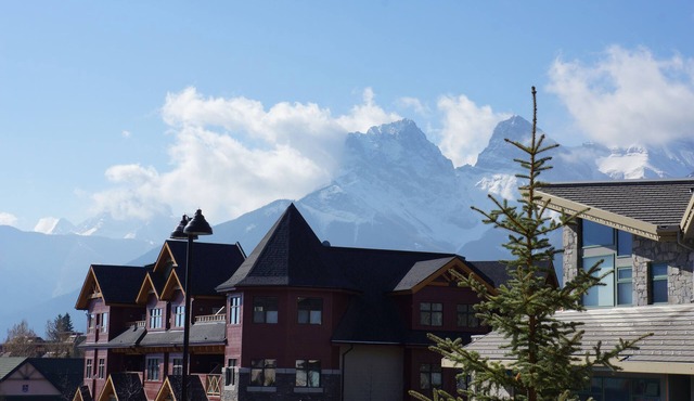 Downtown Canmore Vacation Retreat with Roof-top Hot Tub
