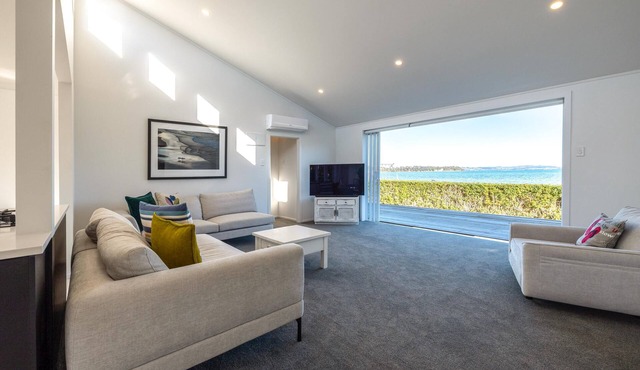 Driftwood Beach House - Driftwood Beach House is a newly renovated modern family home with three bedrooms, two bathrooms a large kitchen and a spa pool. Located on the shores of Blackpool Beach in Oneroa on a quiet (access only) road this is a beauti