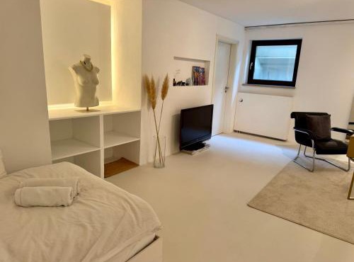 Eigene Souterrain Keller Wohnung nähe Olympiapark - von privat