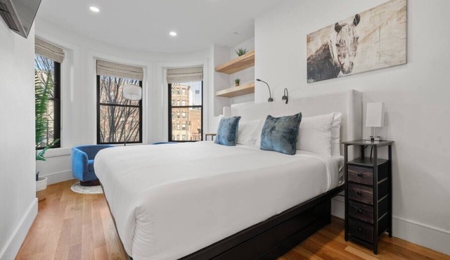 Elegant 1BR Plus: City Views + King and pull out Queen| Suite 5