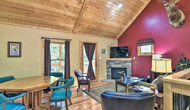 Elk Path Cabin w/Hot Tub & Fireplace – 15 Mi to Asheville