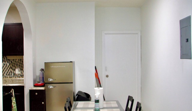 Enjoyable 2-bedroom apartment near airport with washer and dryer