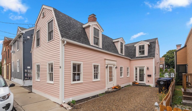 Entire 4BR 2 Bath Home l Minutes to Downtown Salem
