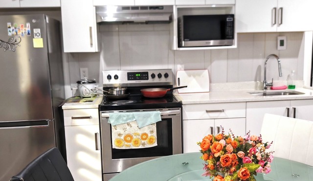 Entire Large Studio with kitchen in gorgeous Surrey with AC