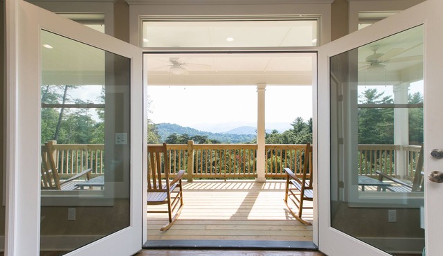 Epic Long Range Mountain Views & Fire Pit! CLOSE to DT AVL/Biltmore/Parkway!