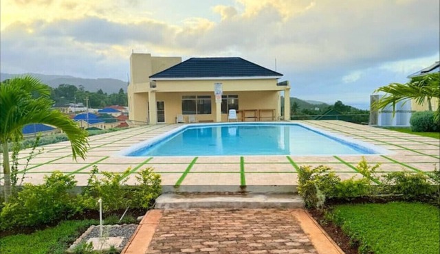Experience Luxury/Ocho Rios/PS5/HS Wifi/65" TV/Pool/Crib/Comfort Beds