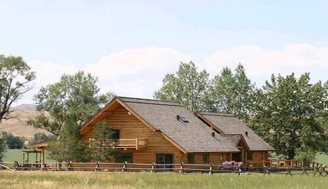 Experience Montana. Spectacular views, spacious log lodge. Perfect for families