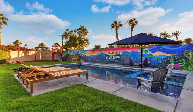 Family Oasis on 1/4 acre! Pool, putting green + swingset! 30 min to Joshua Tree!