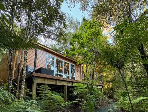 Fantail Bush Chalet and Hot Tub