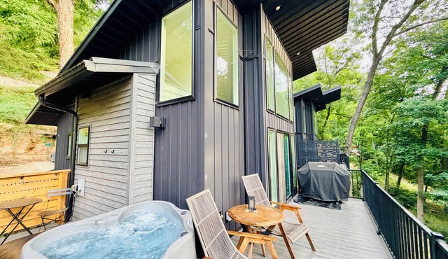 Firefly 2, luxury lakeside treehouse w/hot tub, BBQ, extra parking, boat put-in