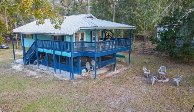 "FLOATS MY BOAT"- Suwannee River Home in Branford, FL, near area Springs, too!