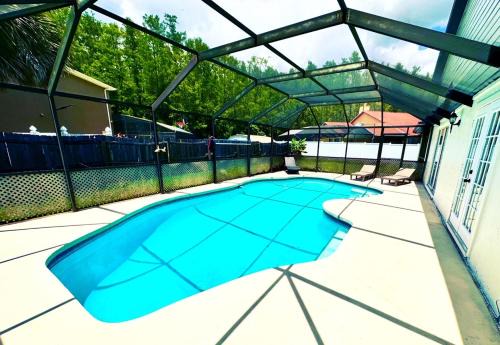 FREE Heated Pool 9 minutes to MCO 15 minutes to Disney Sleeps 8