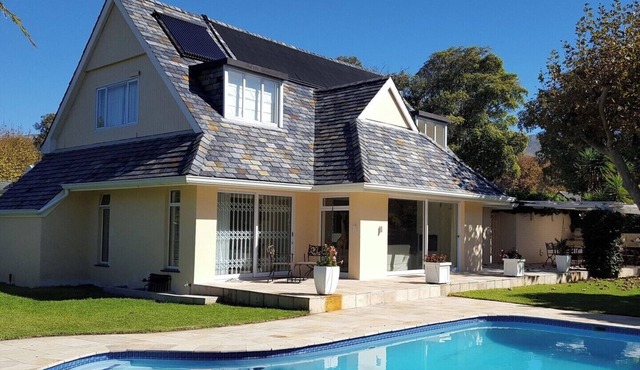 Fully equipped villa with solar-heated pool at the Constantia Valley Wine Route