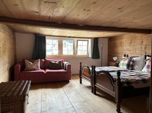 Gemütliches Chalet-Zimmer mit Badeplatz im Fluss
