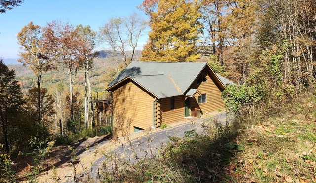 Get-Away Mountain Cabin. Hot Tub, Sunset Mtn. Views, Game Room, Near Asheville
