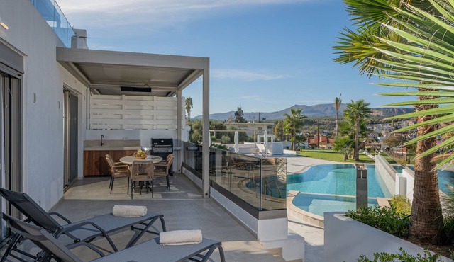 Glaucus, AmphiMatrion Luxury Apt with hot tub & common pool, 750m to the beach