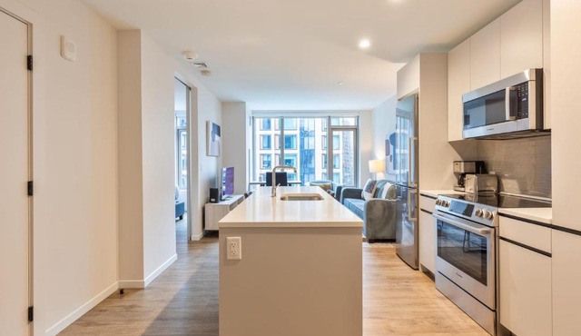 Gorgeous Apt with Pool Views