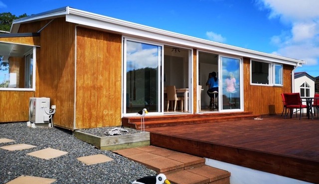 Gorgeous beachfront Kiwi Bach!