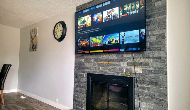Great location/King bed/fast wifi/65' tv/Disney+