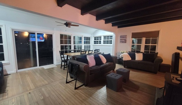 Great panoramic view of the lake. Outdoor entertainment areas. family-friendly.
