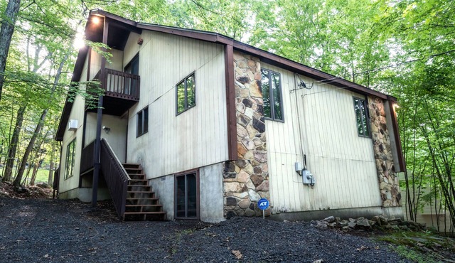 GreatRoom, soaring ceilings, window walls,F/Place Just what you are looking for.