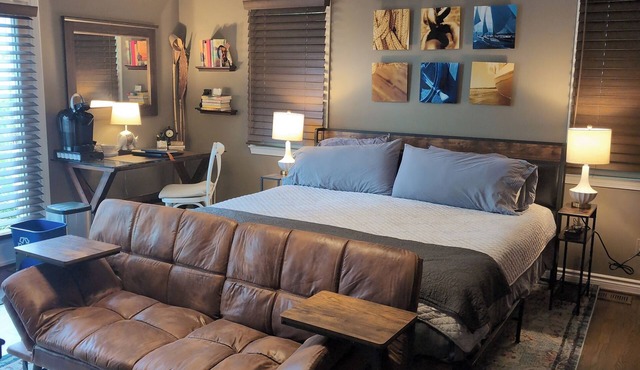 Grosse Pointe Luxury Suite, Private Ground-Level Retreat Near Detroit