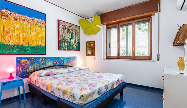 GuestHost - Please note that from 20 May 2025 to 5 June 2025 the facade will be under construction.Cozy 41 sqm studio flat with sea view, perfect for 4 people, located on the ground floor of a building. The property is located in the Spisone area (Taormi
