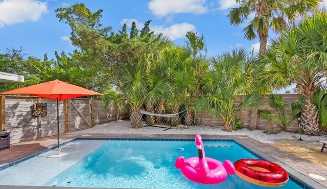 Heated Pool, Mini Golf, Walk to Beach, Beach Gear
