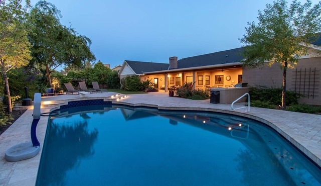 Hidden, Lush Treasure Close to Everything.Your Own Private Resort!