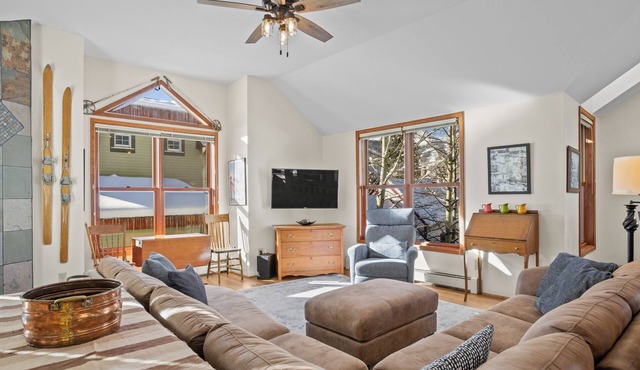 Historic Downtown, Private Hot Tub, Low Fees
