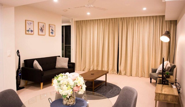 Homely Modern Apt by Lake between City & Russell