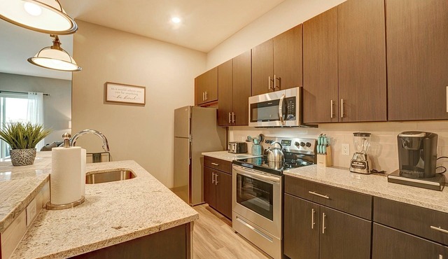 Huge 2 bed 2 bath, Easy Ride to NYC