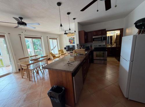 Hummingbird Stay West End 2bd 1bath