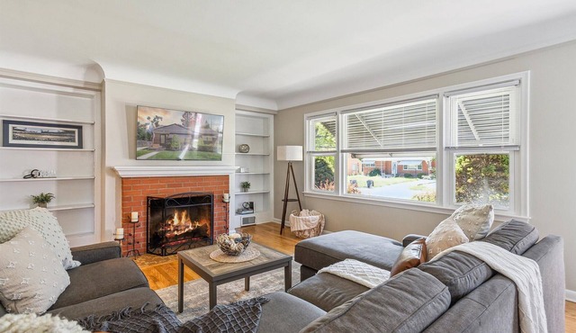 Immaculate Comfort, Short Walk To Michigan Stadium!