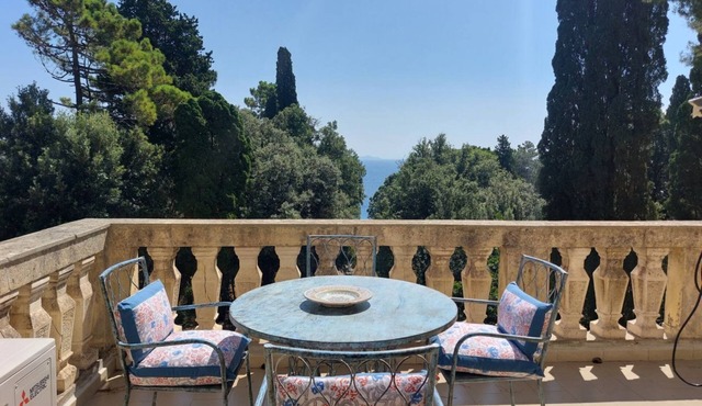 In a beautiful private park with swimming pool and tennis court, with direct access to the beach, first-floor flat with lift with beautiful sea-view terrace. It consists of a nice living room with dining area, double sofa bed, walled kitchen : the living