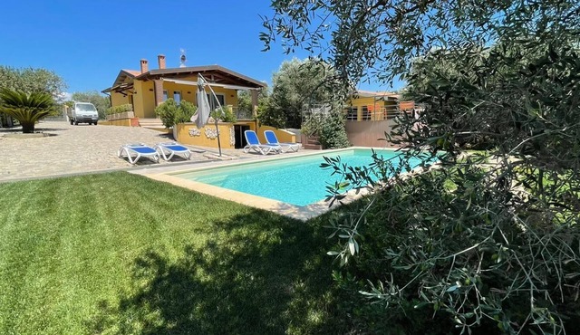 Independent villa two independent apartments with swimming pool, whirlpool, park