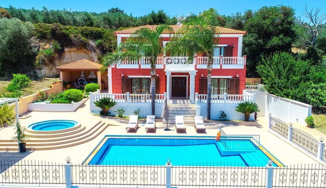 Iro Royal Villa – Villa with private pool in the hills of western Chania, Crete