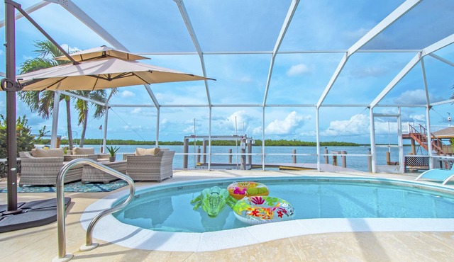 Island Life! Waterfront Isles of Capri, Naples Home - Heated Pool- Private Dock